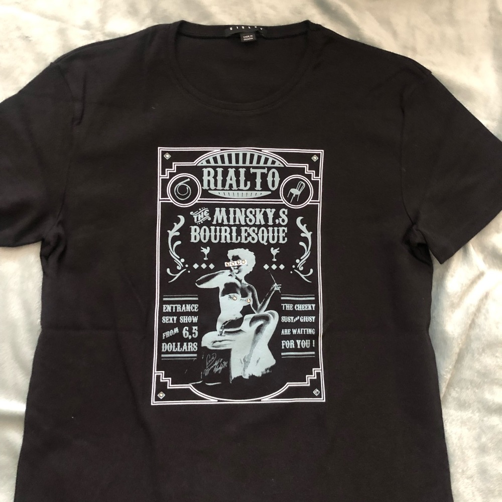 Sisley tailored crew neck graphic tee in black. XS
